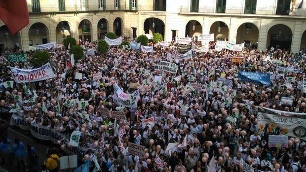 Manifestación de protesta en la plaza del Ayuntamiento.