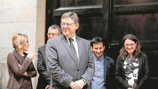Ximo Puig con los mirmbros del Gobierno Valenciano; a la derecha, Mónica Oltra