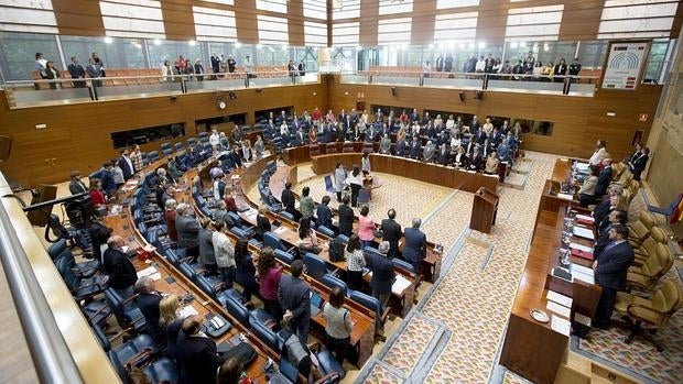 La Asamblea de Madrid aprueba limitar los deberes escolares