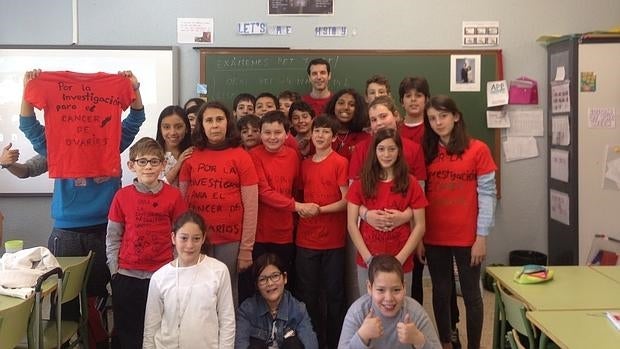 Los alumnos de un colegio de Pozuelo hacen campaña para ayudar a su profesora enferma de cáncer