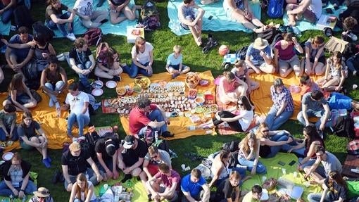 Muchas personas disfrutan de un picnic al aire libre