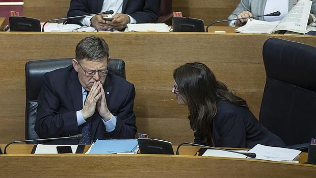 Imagen de Puig y Oltra tomada este jueves en las Cortes Valencianas