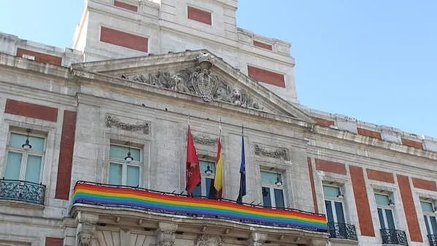 Imagen de la bandera del orgullo gay en la Puerta del Sol de Madrid