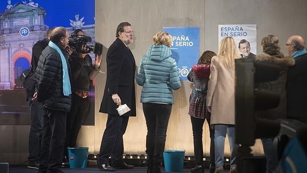 Mariano Rajoy, en la pegada de carteles de la pasada campaña electoral, en diciembre de 2015