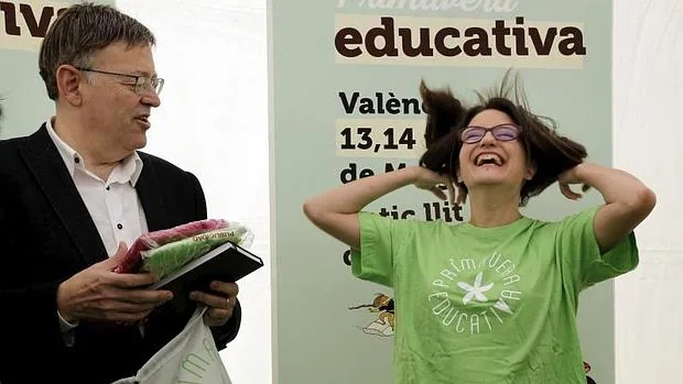 Ximo Puig y Mónica Oltra durante su visita a la feria Primavera Educativa