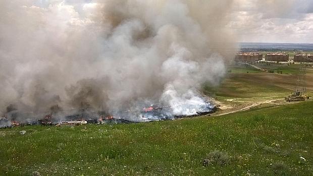 La columna de humo a las doce de la mañana de este sábado