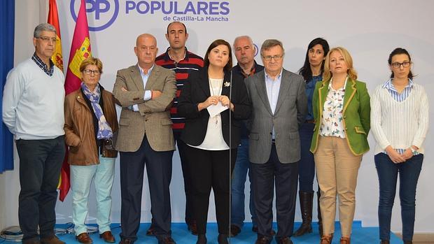 Emilio Bravo y Arturo García-Tizón junto a la alcaldesa de Ocaña, Remedios Gordo (en el centro), y otros regidores y concejales de la zona de Ocaña, en la sede del PP de Toledo