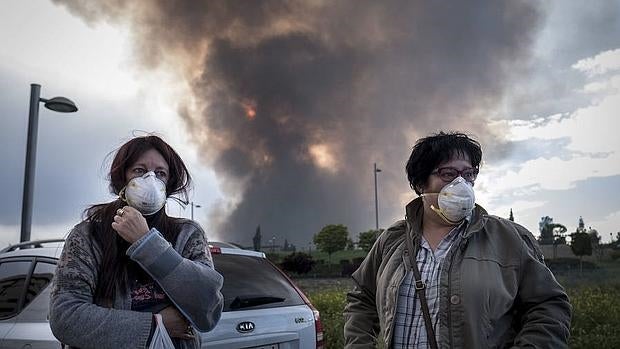 Dos vecinas de Seseña junto a la columna de humo provocada por el incendio