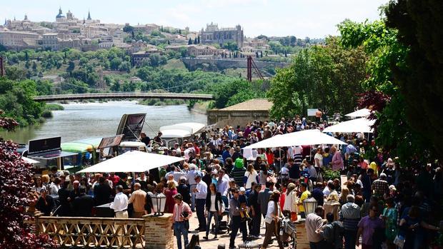 Se han instalado camionetas «foodtrucks» instaladas a espaldas del río Tajo