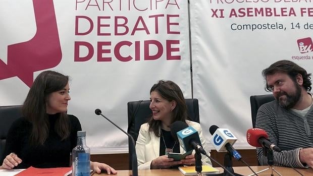 En el centro, Yolanda Díaz en rueda de prensa