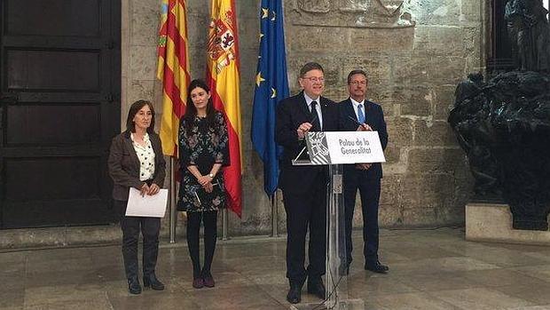 Imagen de Carmen Montón tras Ximo Puig, en un acto celebrado este lunes