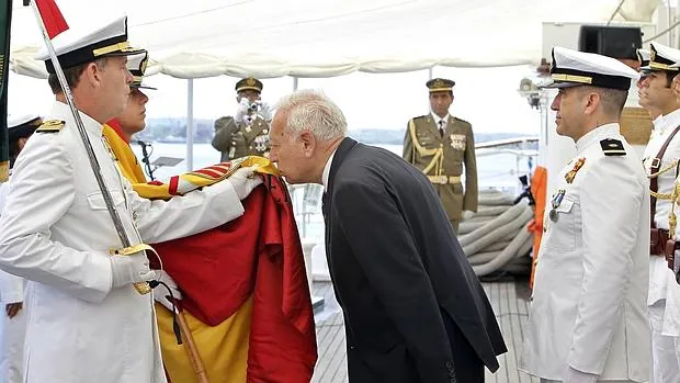 Margallo besa la bandera a bordo del Elcano, atracado en La Habana