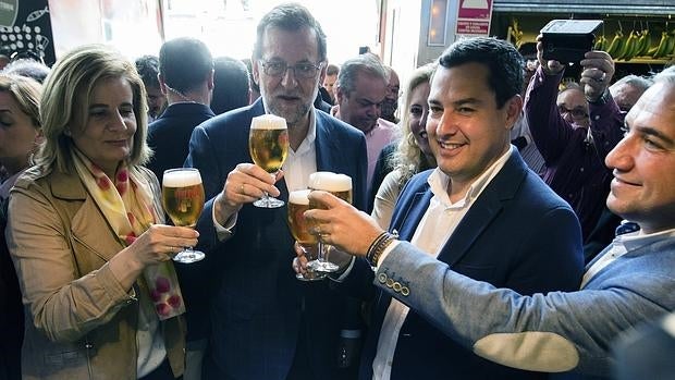 Mariano Rajoy comparte unas cañas con el presidente del PP andaluz, Juanma Moreno, la ministra Fátima Báñez y el presidente del PP en Málaga, Elías Bendodo, en el Mercado de Atarazana de Málaga, el pasado sábado