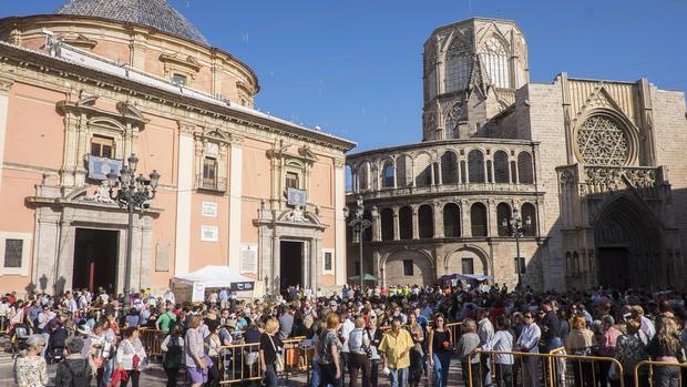 Imagen de la cola para acceder a la Basílica tomada el pasado año