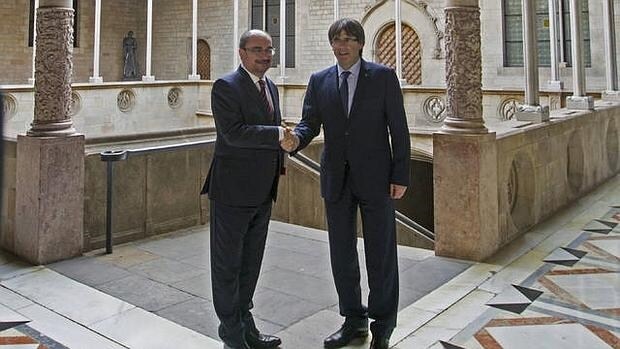 Los presidentes de Aragón y Cataluña, Lambán y Puigdemont, en un encuentro que mantuvieron en marzo