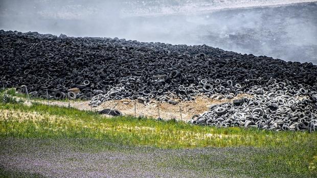 Imagen del cementerio de ruedas de Seseña tras el incendio