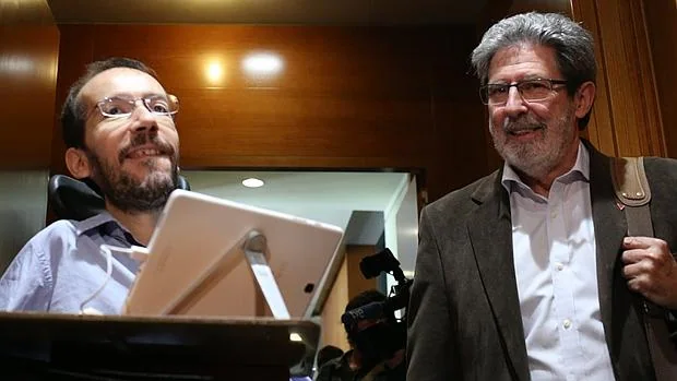 Pablo Echenique (Podemos) y Adolfo Barrena (IU), negociadores de las listas de la coalición
