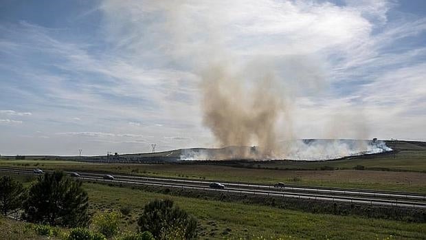 Una columna de humo sale del cementerio de neumáticos de Seseña (Toledo)