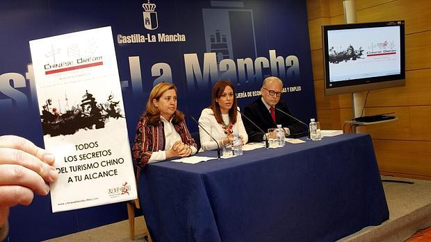 Rosa Ana Rodríguez, Ana Isabel Fernández y Kurt Gröstsch, en Toledo este miércoles