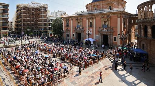 Imagen del besamanos a la patrona