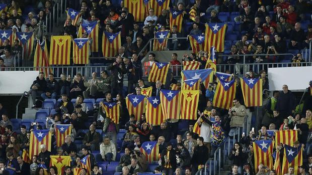 Imagen de unas esteladas en el estadio del Barcelona