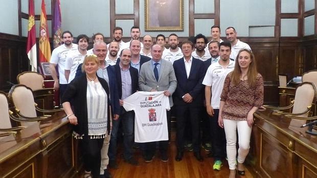 El presidente de la Diputación, con los jugadores y equipo técnico del BM Guadalajara