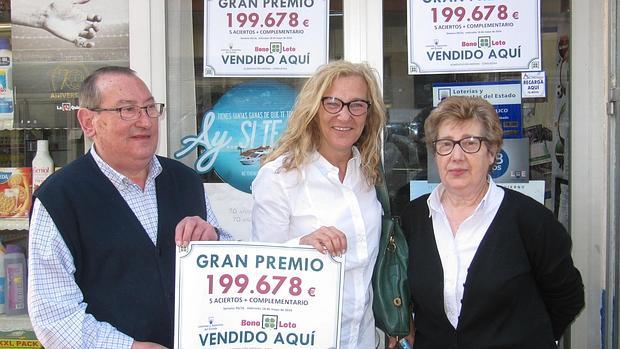 Santiago Merino y su esposa junto a la delegada de Lotería y Apuestas del Estado en Toledo