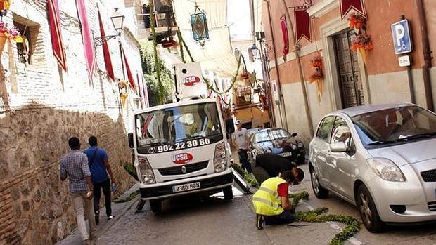 Floristas decorando las calles de Toledo el año pasado