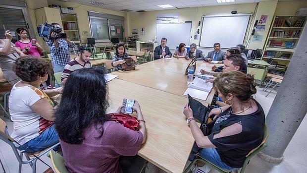 Ángel Felpeto durante la reunión con profesores de Seseña