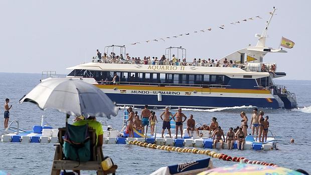 Imagen de un grupo de turistas en Benidorm