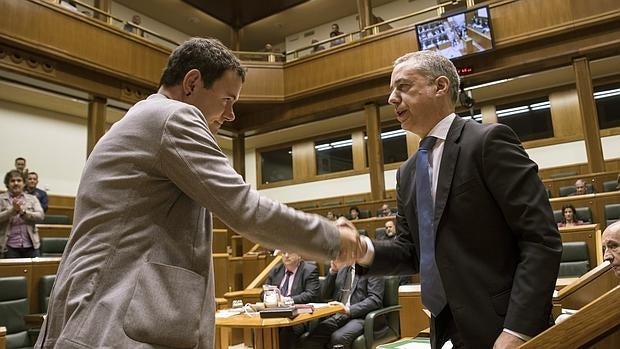 Hasier Arraiz se despide de Iñigo Urkullu, este viernes, en el Parlamento vasco