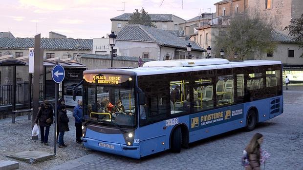 Un autobús urbano en la plaza del Conde