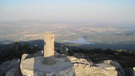 Vértice geodésico en la cumbre. A sus pies, el embalse de La Jarosa