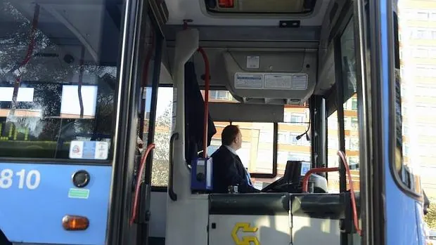 Un conductor de autobuses urbanos de la Empresa Municipal de Transportes de Madrid