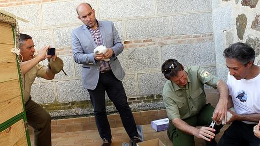 El general Valentín-Gamazo fotografía a uno de los polluelos