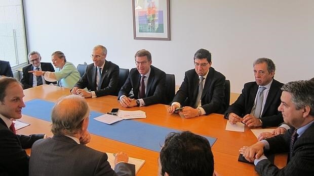 Alberto Núñez Feijoo junto Yann Martin y representantes del Ceaga y del Cetag
