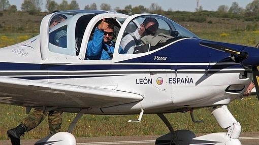 El piloto y la persona discapacitada, listos para despegar