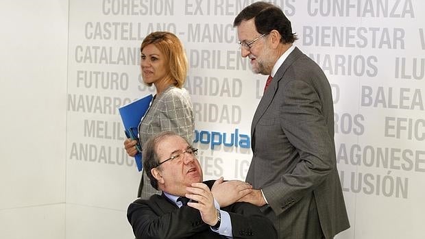 Rajoy saluda a Herrera en presencia de Cospedal en la última reunión del Comité Ejecutivo Nacional del partido