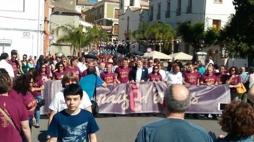 Imagen de Puig tras la pancarta de Escola Valenciana