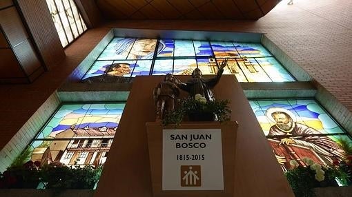 Interior de la parroquia de San Juan Bosco, frente a una de sus vidrieras