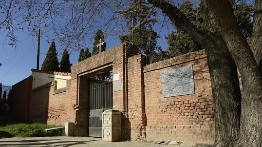 Tapia del cementerio de Carabanchel, donde se volvió a colocar la placa