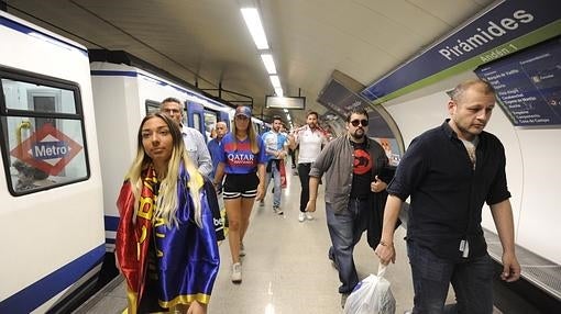 Aficionados del Barcelona y del Sevilla en el metro ayer antes del partido