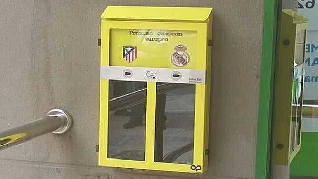 Papelera «urna de votación» instalada en la calle Bustamante de Madrid