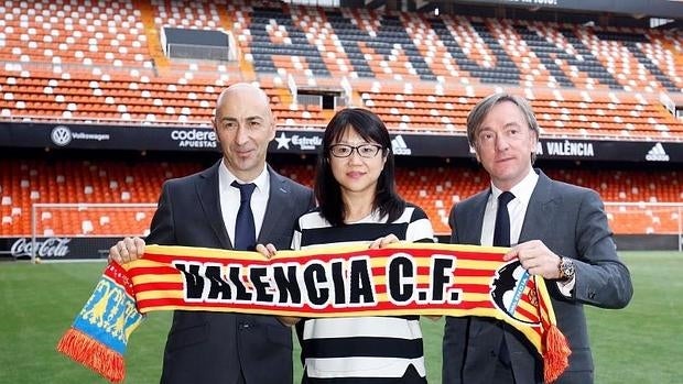 Ayestarán, junto a la presidenta del Valencia y García Pitarch, esta tarde en Mestalla