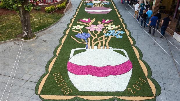 Las alfombras florales cubren la mayor parte de la calles de Ponteareas en la festividad del Corpus