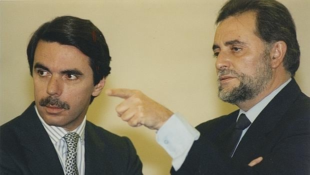 La imagen de Aznar y Anguita charlando en la cafetería del Congreso ha pasado a la historia