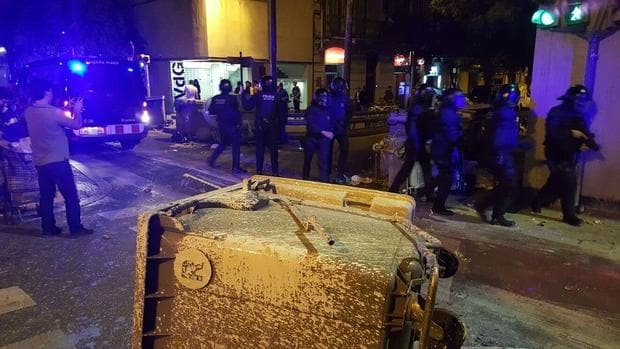 Dispositivo policial durante los enfrentamientos en Gràcia