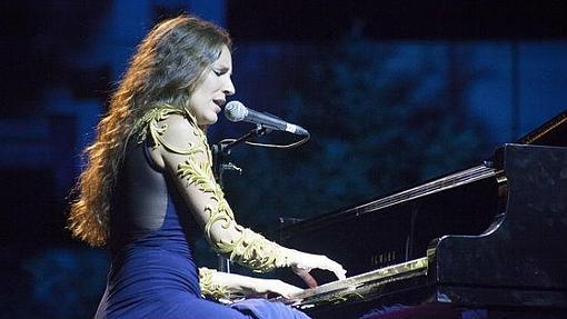 María Toledo cantando y tocando el piano en uno de sus conciertos