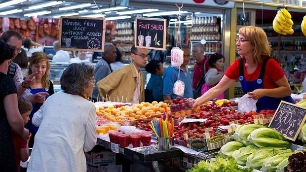 Varios clientes realizan sus compras en el Mercado Central de Valencia