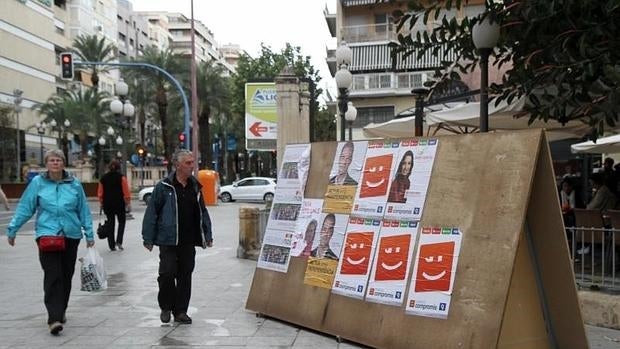 Carteles publicitarios electorales en Alicante.